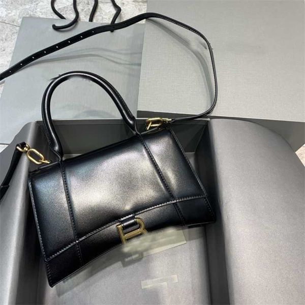 2023 new luxury original leather smooth embossed fashion hourglass bag hand flip shoulder women's
2023 new luxury original leather smooth embossed fashion hourglass bag hand flip shoulder women's