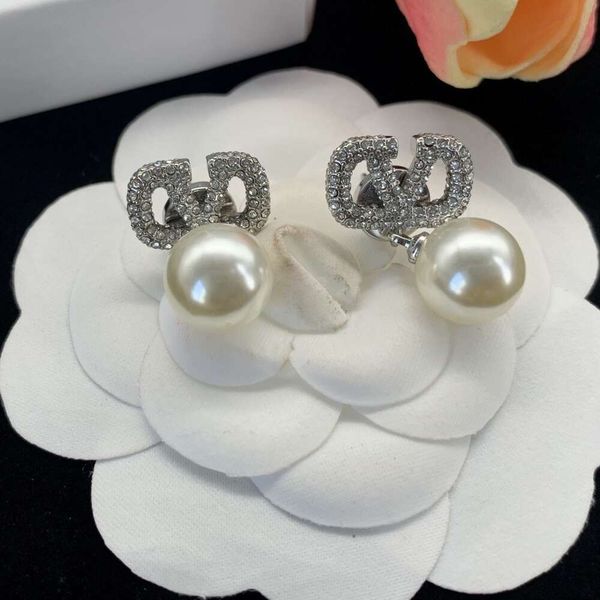 Classic Designer Earrings Jewelry Letter V Valentinolies jewelry Pearl Earring for Women Light Luxury and High Grade earrings Elegant Style Earrings for Women
Classic Designer Earrings Jewelry Letter V Valentinolies jewelry Pearl Earring for Women Light Luxury and High Grade earrings Elegant Style Earrings for Women