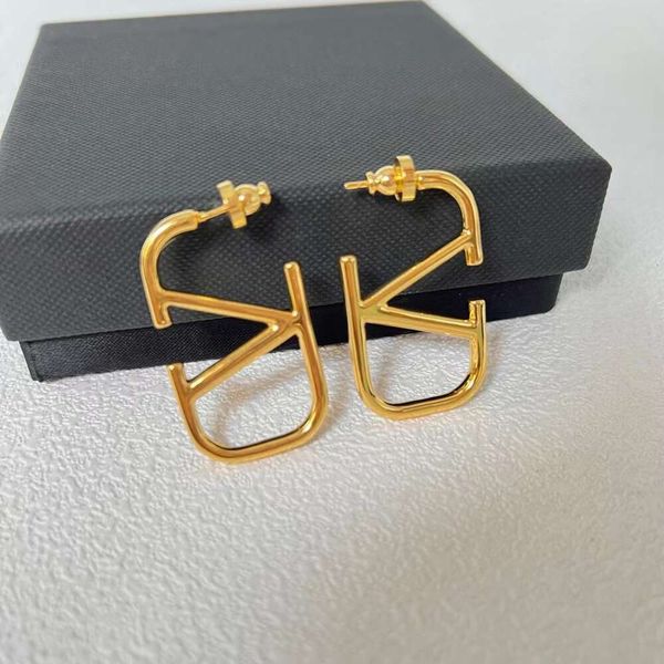 Classic Designer Earrings Jewelry Letter V jewelry 2023 New Fashion Letter V Earstuds Brass Women's Earring Premium Feel Versatile Earrings Jewelry
Classic Designer Earrings Jewelry Letter V jewelry 2023 New Fashion Letter V Earstuds Brass Women's Earring Premium Feel Versatile Earrings Jewelry