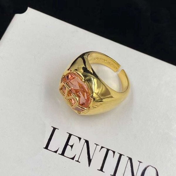 Classic Designer Ring Jewelry Letter V Valentinolies jewelry Brass Material Set with Champagne Stone Letter Adjustable Opening Rings Fashion Versatile Ring
Classic Designer Ring Jewelry Letter V Valentinolies jewelry Brass Material Set with Champagne Stone Letter Adjustable Opening Rings Fashion Versatile Ring