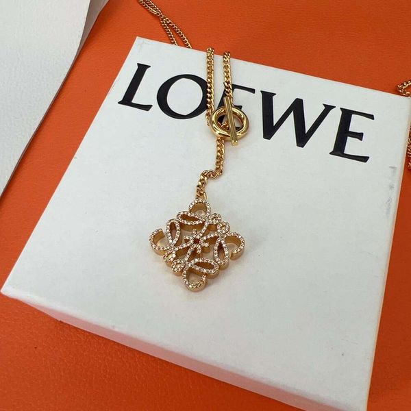 Classic designer necklace loeve jewelry Luxury fashion jewelrys French geometric hollowed out diamond carved square necklace light luxury OT collarbone chain
Classic designer necklace loeve jewelry Luxury fashion jewelrys French geometric hollowed out diamond carved square necklace light luxury OT collarbone chain