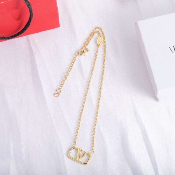 Classic Designer Necklace Jewelry Letter V Valentinolies jewelry O-shaped Chain V-letter Pendant Necklace Made of High Quality and Small Design Sweater Chain
Classic Designer Necklace Jewelry Letter V Valentinolies jewelry O-shaped Chain V-letter Pendant Necklace Made of High Quality and Small Design Sweater Chain