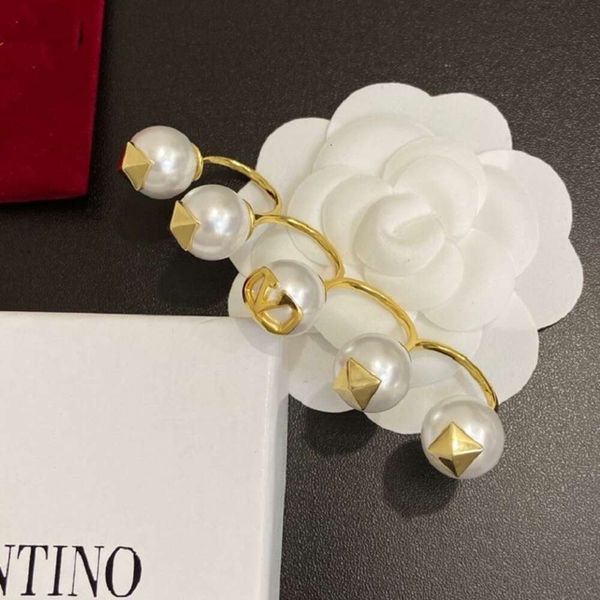 Classic Designer Ring Jewelry Letter V Valentinolies jewelry 2023 New V-letter Pearl Ring Made of Brass Material with a Small Design and Advanced Sense Ring Jewelry
Classic Designer Ring Jewelry Letter V Valentinolies jewelry 2023 New V-letter Pearl Ring Made of Brass Material with a Small Design and Advanced Sense Ring Jewelry