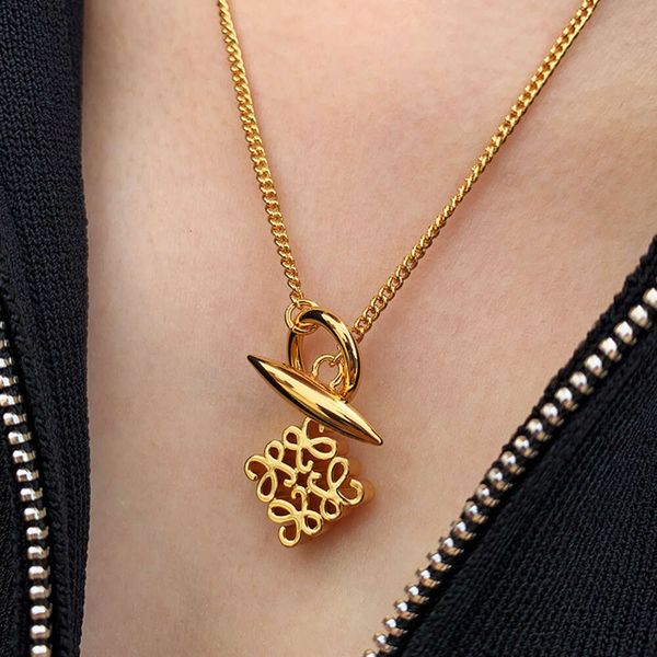 Classic designer necklace loeve jewelry Luxury fashion jewelrys Gold Colorless Necklace for Women Summer High Grade Design Sense Non Fading Sweater Chain Pendant
Classic designer necklace loeve jewelry Luxury fashion jewelrys Gold Colorless Necklace for Women Summer High Grade Design Sense Non Fading Sweater Chain Pendant