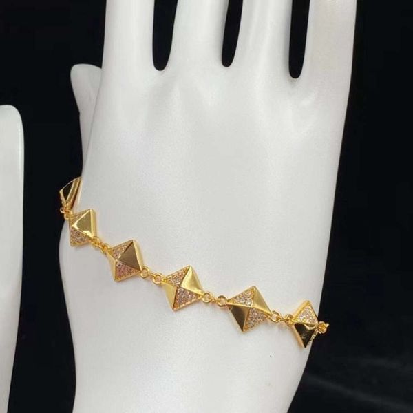 Classic Designer Bracelet Jewelry Letter V Valentinolies jewelry New Square Pyramid Water Diamond Bracelets Fashion Versatile Brass Material Bracelet Jewelry
Classic Designer Bracelet Jewelry Letter V Valentinolies jewelry New Square Pyramid Water Diamond Bracelets Fashion Versatile Brass Material Bracelet Jewelry