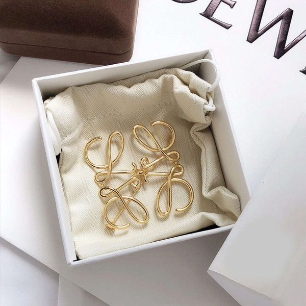 

Classic designer brooch jewelry loeve Luxury fashion jewelrys ot button Brooch female carved gold pendant Lowe Earrings Bracelet Diamond jewelry Christmas gifts