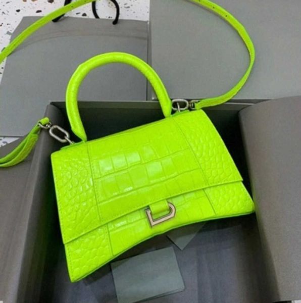 shoulder bags hourglass bag handbaga designer ladies shiny crocodile embossed chain crossbody bag fashion leather half moon appearance 2022
shoulder bags hourglass bag handbaga designer ladies shiny crocodile embossed chain crossbody bag fashion leather half moon appearance 2022