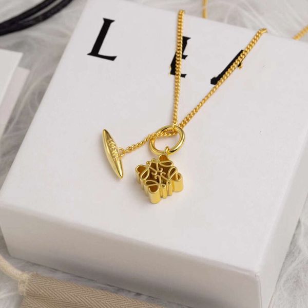 

Classic designer necklace loeve jewelry Luxury fashion jewelrys Golden Mooncake Square Geometry Necklace Women's OT Button Small and Luxury Design jewelry
