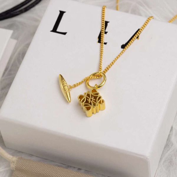Classic designer necklace loeve jewelry Luxury fashion jewelrys Golden Mooncake Square Geometry Necklace Women's OT Button Small and Luxury Design jewelry
Classic designer necklace loeve jewelry Luxury fashion jewelrys Golden Mooncake Square Geometry Necklace Women's OT Button Small and Luxury Design jewelry