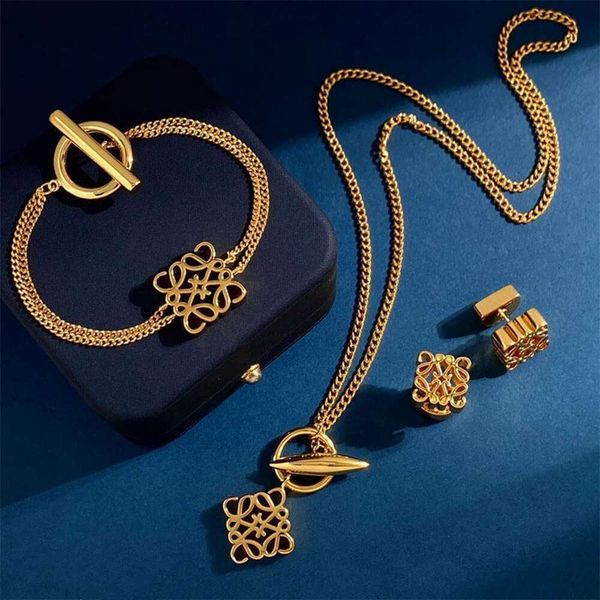 

Classic designer necklace jewelry loeve Luxury fashion jewelrys Plated 18K Gold Necklace for Women Design Sense Hollow out Square Pendant OT Buckle Collar Chain