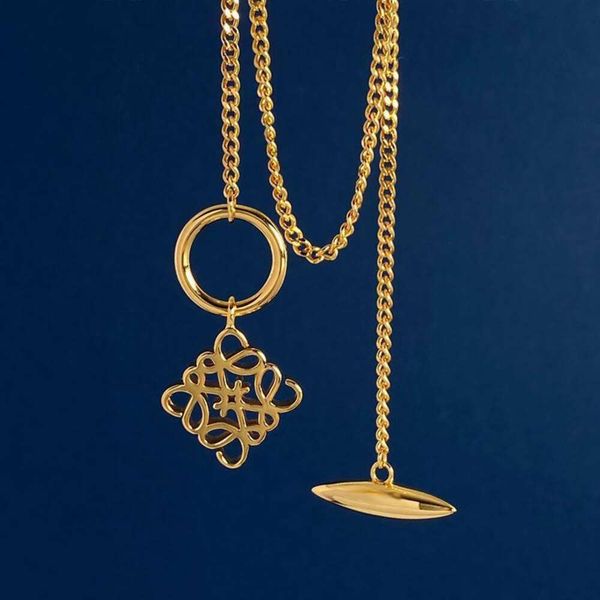 Classic designer necklace loeve jewelry Luxury fashion jewelrys OT buckle geometric carved necklace 18K gold non fading female hollowed design out square pendants
Classic designer necklace loeve jewelry Luxury fashion jewelrys OT buckle geometric carved necklace 18K gold non fading female hollowed design out square pendants