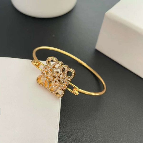 Classic designer bracelet loeve jewelry Luxury fashion jewelrys Personalized Opening Set Zircon Bracelet High Grade Elegant Simple Geometric Pattern Bracelet
Classic designer bracelet loeve jewelry Luxury fashion jewelrys Personalized Opening Set Zircon Bracelet High Grade Elegant Simple Geometric Pattern Bracelet