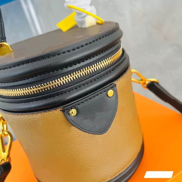 2023 classic ladies shoulder bags handbag designer crossbody cylindrical bucket bag large capacity tote organizer purse famous brand letter, Black;red
2023 classic ladies shoulder bags handbag designer crossbody cylindrical bucket bag large capacity tote organizer purse famous brand letter, Black;red
