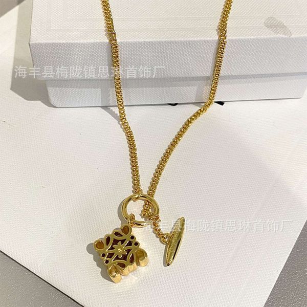Classic designer necklace loeve jewelry Luxury fashion jewelrys Geometric Mooncake Square Necklace for Women OT Buckle Plated 18K Gold Elegant Sweater Chain
Classic designer necklace loeve jewelry Luxury fashion jewelrys Geometric Mooncake Square Necklace for Women OT Buckle Plated 18K Gold Elegant Sweater Chain