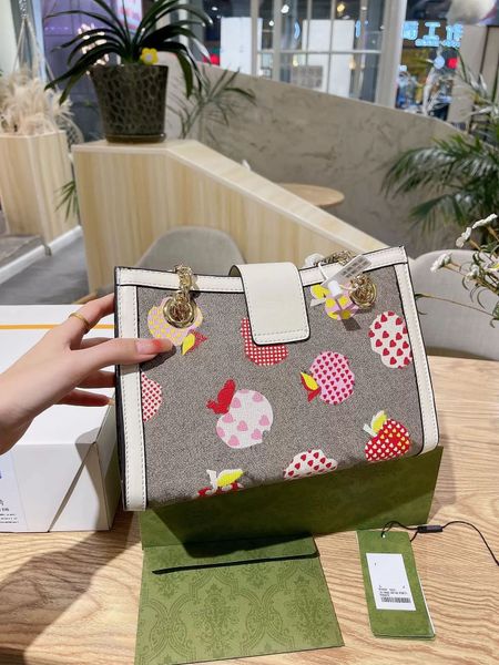 2023 designer shoulder bag lady chain handbag padlock style 4 colors luxury out shopping crossbody tote bags purse with box packaging, Black;red
2023 designer shoulder bag lady chain handbag padlock style 4 colors luxury out shopping crossbody tote bags purse with box packaging, Black;red