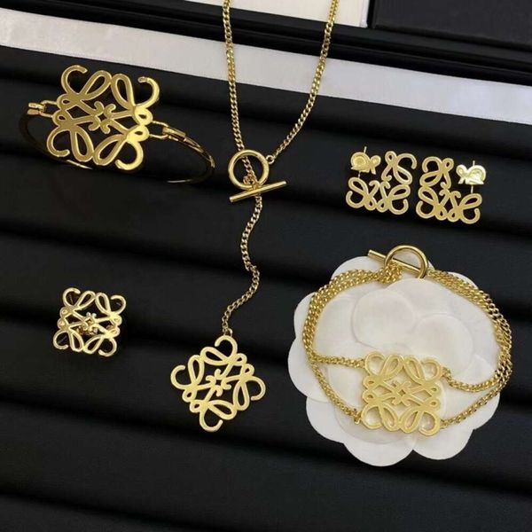 Classic designer necklace loeve jewelry Luxury fashion jewelrys Hollow out Square Necklace Bracelets Ring Bracelet Jewelry Luxury High Grade Fashion Jewelry
Classic designer necklace loeve jewelry Luxury fashion jewelrys Hollow out Square Necklace Bracelets Ring Bracelet Jewelry Luxury High Grade Fashion Jewelry