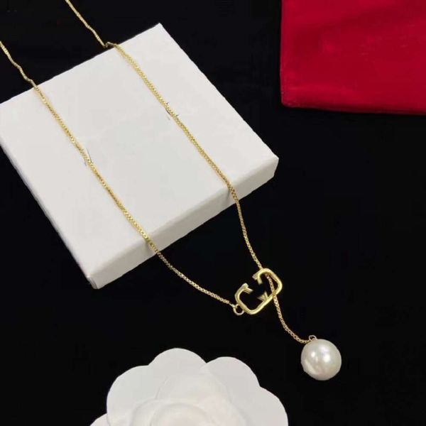 Classic Designer Necklace Jewelry Letter V Valentinolies jewelry V-letter pendant pearl necklace brass material niche design fashionable and trendy sweater chain
Classic Designer Necklace Jewelry Letter V Valentinolies jewelry V-letter pendant pearl necklace brass material niche design fashionable and trendy sweater chain