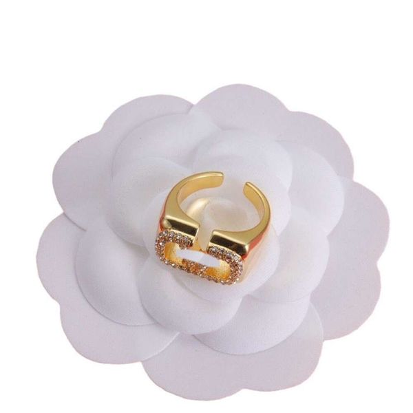 Classic Designer Ring Jewelry Letter V Valentinolies jewelry New V-letter Rhinestone Adjustable Open Rings Brass Material niche design ring jewellery gifts
Classic Designer Ring Jewelry Letter V Valentinolies jewelry New V-letter Rhinestone Adjustable Open Rings Brass Material niche design ring jewellery gifts