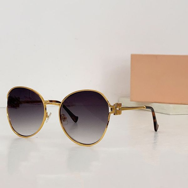 Luxury Oval Metal Frame Designer Sunglasses SMU53YS Fashion Mens and Womens Side Letter Connection Mirror Leg Gradient Lunettes Leisure Vacation Beach Party
Luxury Oval Metal Frame Designer Sunglasses SMU53YS Fashion Mens and Womens Side Letter Connection Mirror Leg Gradient Lunettes Leisure Vacation Beach Party
