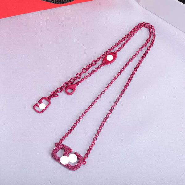 Classic Designer Necklace Jewelry Letter V Valentinolies jewelry New V Letter Purple Pink Diamond Fashion Versatile Brass Material Necklace Bracelet Female gifts
Classic Designer Necklace Jewelry Letter V Valentinolies jewelry New V Letter Purple Pink Diamond Fashion Versatile Brass Material Necklace Bracelet Female gifts