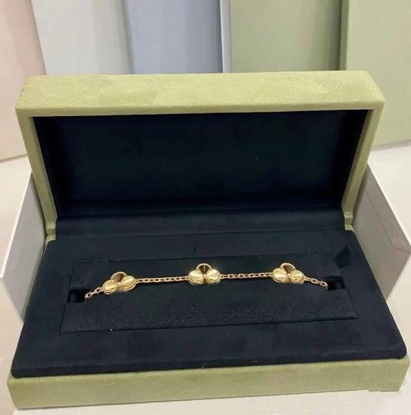 s925 silver charm pendant bracelet with diamond and no in 18k gold plated 5pcs flowers design have stamp box ps7056a, Golden;silver
s925 silver charm pendant bracelet with diamond and no in 18k gold plated 5pcs flowers design have stamp box ps7056a, Golden;silver