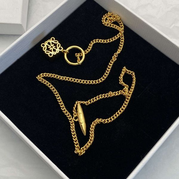 Classic designer necklace loeve jewelry Luxury fashion jewelrys classic hollow out square pendant necklace French design OT button versatile sweater chain female
Classic designer necklace loeve jewelry Luxury fashion jewelrys classic hollow out square pendant necklace French design OT button versatile sweater chain female