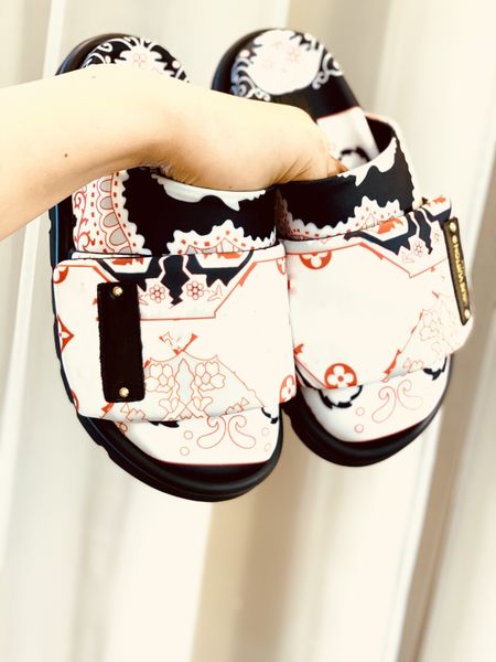 2023 designer slipper new type slipper luxury slipper summer rubber slipper beach slipper fashion indoor shoe sizes 35-45, Black
2023 designer slipper new type slipper luxury slipper summer rubber slipper beach slipper fashion indoor shoe sizes 35-45, Black