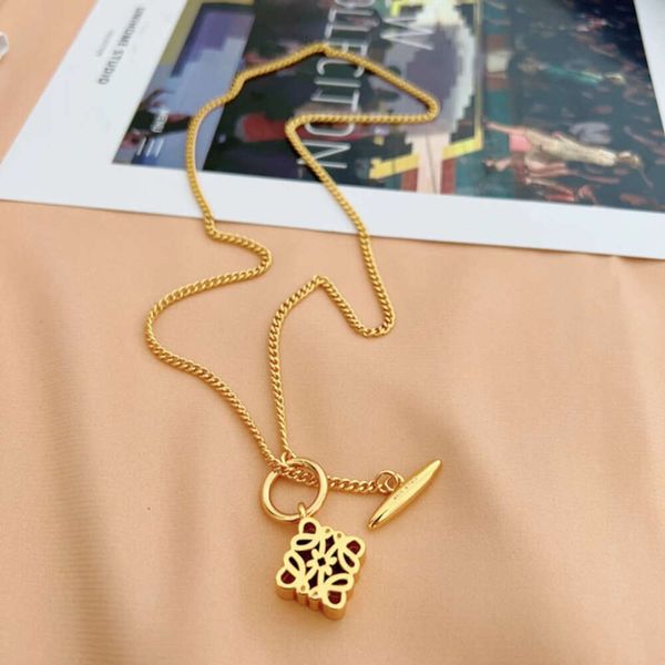 

Classic designer necklace loeve jewelry Luxury fashion jewelrys Hollow out 24K Necklace Versatile Popular Design High Grade 3D Carved Mooncake Pendant jewelry