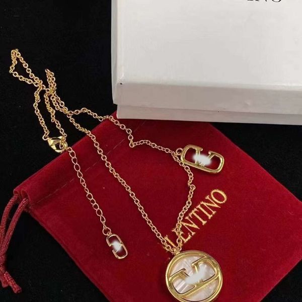 Classic Designer Necklace Jewelry Letter V Valentinolies jewelry O-shaped Chain Circular Pendant V-Letter Necklace Brass Material Small Design Sweater Chain
Classic Designer Necklace Jewelry Letter V Valentinolies jewelry O-shaped Chain Circular Pendant V-Letter Necklace Brass Material Small Design Sweater Chain