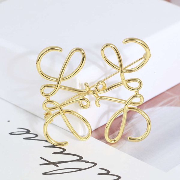 Classic designer brooch loeve jewelry Luxury fashion jewelrys brooch for women luxurious temperament suit jacket square sweater pin accessories jewelry gifts
Classic designer brooch loeve jewelry Luxury fashion jewelrys brooch for women luxurious temperament suit jacket square sweater pin accessories jewelry gifts