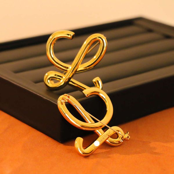 Classic designer brooch jewelry Luxury Fashion Jewelry High end niche design sense letter metal color high-end brooch luxury gilded hollow out feeling jewelry
Classic designer brooch jewelry Luxury Fashion Jewelry High end niche design sense letter metal color high-end brooch luxury gilded hollow out feeling jewelry