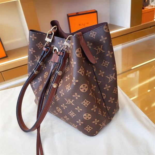 2021 designer bucket bag luxury womens handbag drawstring shoulder messengerbag new large-capacity female underarm bagtexture vers284h, Black;red
2021 designer bucket bag luxury womens handbag drawstring shoulder messengerbag new large-capacity female underarm bagtexture vers284h, Black;red