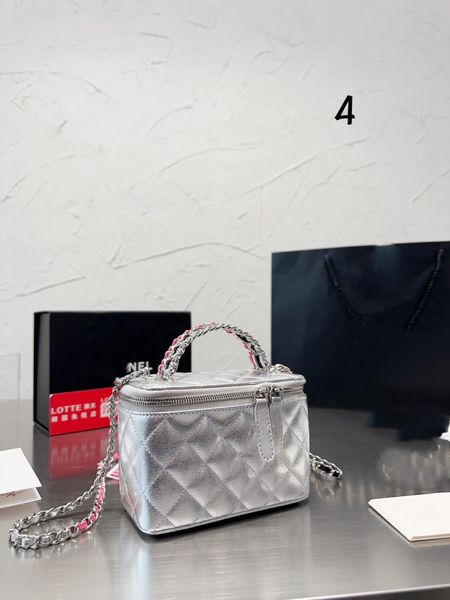luxury designer bag 23 spring/summer mini box bag delicate and unique chain makeup box lipstick one shoulder crossbody bag size17 *12cm
luxury designer bag 23 spring/summer mini box bag delicate and unique chain makeup box lipstick one shoulder crossbody bag size17 *12cm