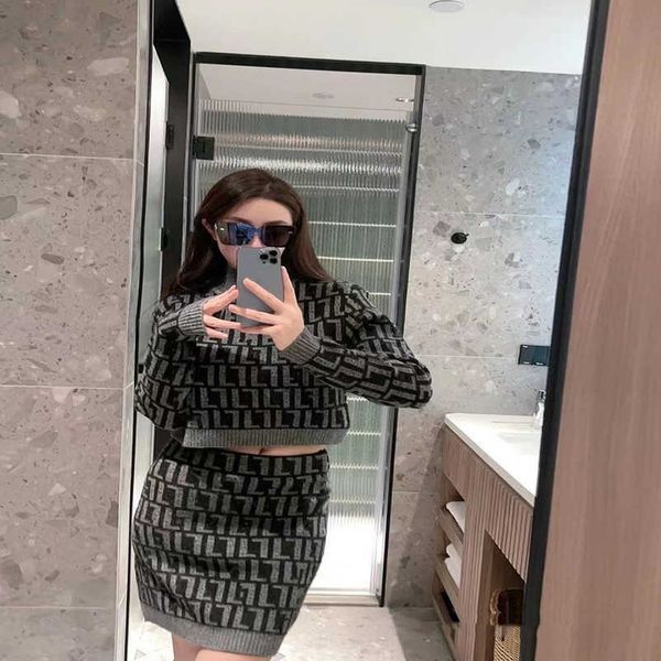2023 new designer womens t shirt high-end shirt early spring 2023 trend temperament celebrity double jacquard high neck knitted short skirt, White
2023 new designer womens t shirt high-end shirt early spring 2023 trend temperament celebrity double jacquard high neck knitted short skirt, White