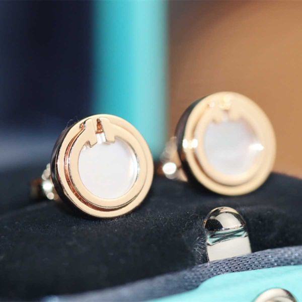 Charm Round Earrings In Sterling Silver 18K Gold Rose Gold Round Ring White Fritillaria Earrings For Couples Simple And Personalized Style
Charm Round Earrings In Sterling Silver 18K Gold Rose Gold Round Ring White Fritillaria Earrings For Couples Simple And Personalized Style