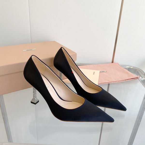 2023 fashion designer high heels dress shoes sandals women luxury glitter rivets triple black white patent leather suede party womens weddin
2023 fashion designer high heels dress shoes sandals women luxury glitter rivets triple black white patent leather suede party womens weddin