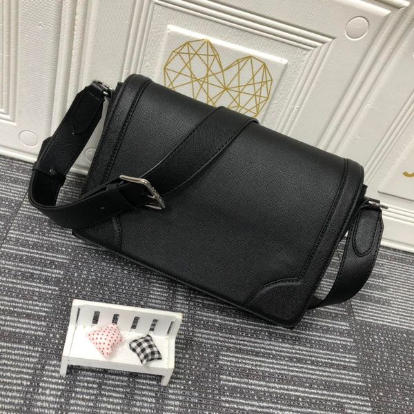 designers messenger bag new flap mens shoulder bags genuine leather famous trip postman classic handbag briefcase crossbody good quality tot
designers messenger bag new flap mens shoulder bags genuine leather famous trip postman classic handbag briefcase crossbody good quality tot