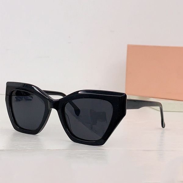 Rectangular Cat Eye Designer Sunglasses Fashion Retro Mens and Womens Plate Frame Gradient Lunettes Leisure Vacation Concert 8842 comes in an original box
Rectangular Cat Eye Designer Sunglasses Fashion Retro Mens and Womens Plate Frame Gradient Lunettes Leisure Vacation Concert 8842 comes in an original box