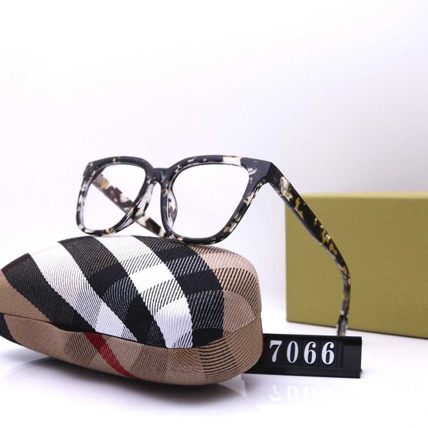 Fashion designer b letter sunglasses luxury Burb Overseas 2021 new family B male and female myopia frame mobile phone flat lens optical glasses p7066
Fashion designer b letter sunglasses luxury Burb Overseas 2021 new family B male and female myopia frame mobile phone flat lens optical glasses p7066