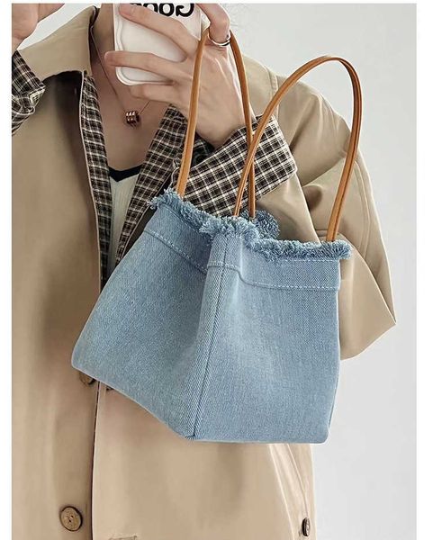 women's designer bag new niche minimalist large capacity denim canvas portable bucket bag fashionable versatile vegetable basket 230318
women's designer bag new niche minimalist large capacity denim canvas portable bucket bag fashionable versatile vegetable basket 230318