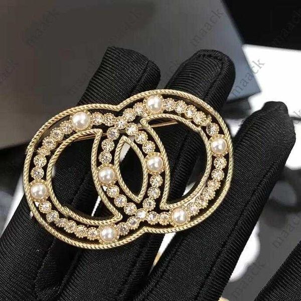 2023 luxury designer pearl rhinestone letter brooch suitable for suits highquality fashion simple jewelry with box m230410, Gray
2023 luxury designer pearl rhinestone letter brooch suitable for suits highquality fashion simple jewelry with box m230410, Gray