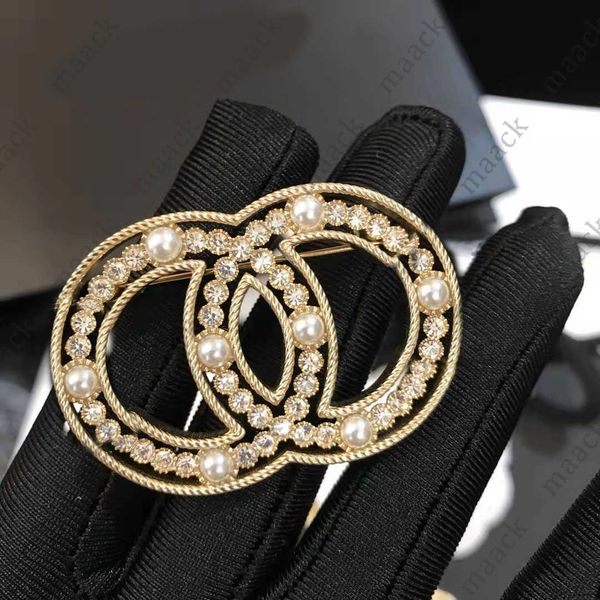 luxury designer pearl rhinestone letter brooch suitable for suits high-quality fashion simple jewelry m230410, Gray
luxury designer pearl rhinestone letter brooch suitable for suits high-quality fashion simple jewelry m230410, Gray