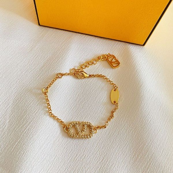 2023 women's bracelet chain designer luxury gold heart-shaped pearl crystal gold double v letter 925s silver jewelry classic, Black
2023 women's bracelet chain designer luxury gold heart-shaped pearl crystal gold double v letter 925s silver jewelry classic, Black