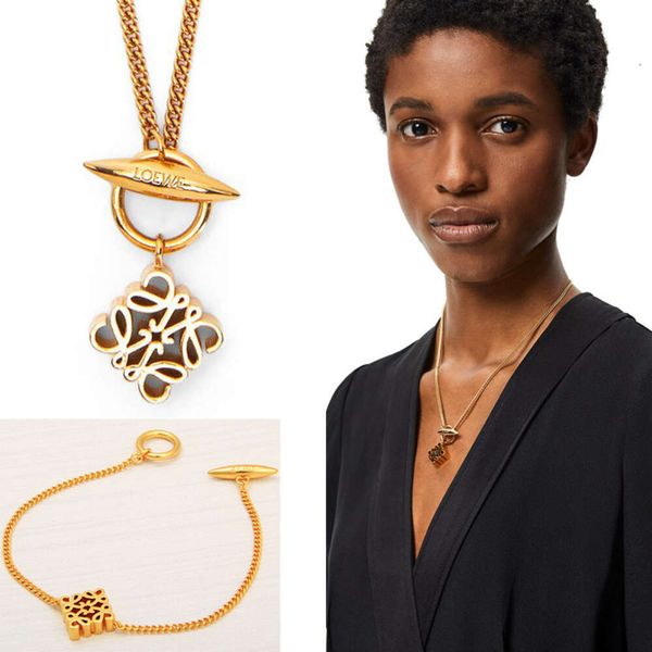 Classic designer necklace loeve jewelry Luxury fashion jewelrys New Brass Plated 18K Gold 3D Carved Pendant Long Necklace Bracelet Set Women's Sweater Chain jewelry
Classic designer necklace loeve jewelry Luxury fashion jewelrys New Brass Plated 18K Gold 3D Carved Pendant Long Necklace Bracelet Set Women's Sweater Chain jewelry
