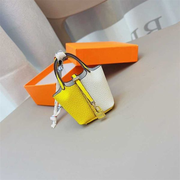 simulation leather vegetable basket bag pendant cute mini bucket earphone creative car female gift box, Slivery;golden
simulation leather vegetable basket bag pendant cute mini bucket earphone creative car female gift box, Slivery;golden