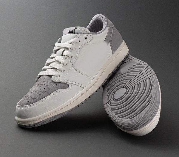 2023 authentic 1 low og atmosphere grey shoes sail black men women outdoors sports sneakers with original box cz0790-101
2023 authentic 1 low og atmosphere grey shoes sail black men women outdoors sports sneakers with original box cz0790-101