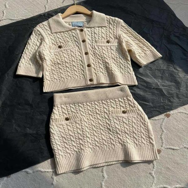 designer new women t shirt shirt 2023 early spring family fried dough twists knitting cashmere sleeve cardigan skirt temperament celebrity s, White;black
designer new women t shirt shirt 2023 early spring family fried dough twists knitting cashmere sleeve cardigan skirt temperament celebrity s, White;black