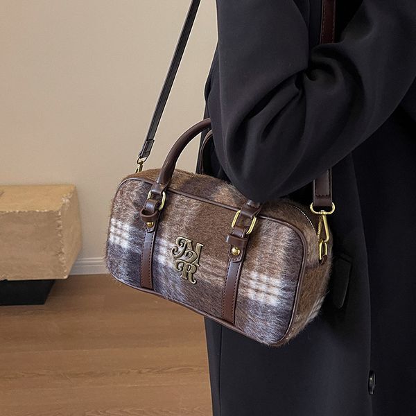 Factory outlet ladies shoulder bags 3 colors winter popular woolen pillow bag minority design color matching female handbags daily Joker Plaid handbag 875#, Green
Factory outlet ladies shoulder bags 3 colors winter popular woolen pillow bag minority design color matching female handbags daily Joker Plaid handbag 875#, Green