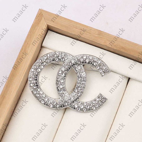 luxury women designer brand brooches 18k gold plated inlay vintage rhinestone pearl pin men marry wedding sweater cloth accessories m230411, Gray
luxury women designer brand brooches 18k gold plated inlay vintage rhinestone pearl pin men marry wedding sweater cloth accessories m230411, Gray