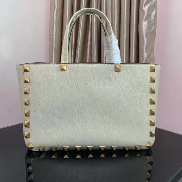 10a mirror shopping bag rivet handbag shoulder bag crossbody bag with dust bag.
10a mirror shopping bag rivet handbag shoulder bag crossbody bag with dust bag.